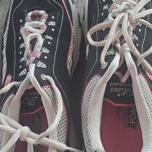 Womens size 8.5 Sketchers black and pink sneakers.